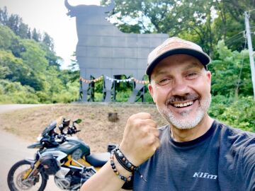 Julio &Aacute;lamo posa con un toro de Osborne