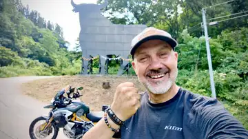 Julio Álamo posa con un toro de Osborne Julio Álamo posa con un toro de Osborne