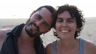 Adri&aacute;n Palomino junto a su hermana