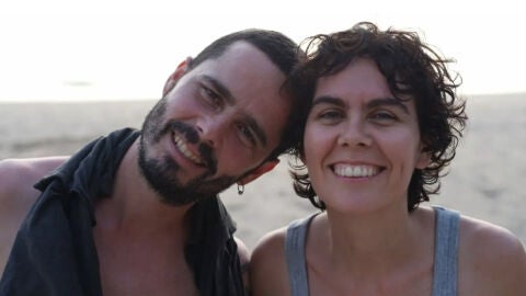 Adri&aacute;n Palomino junto a su hermana