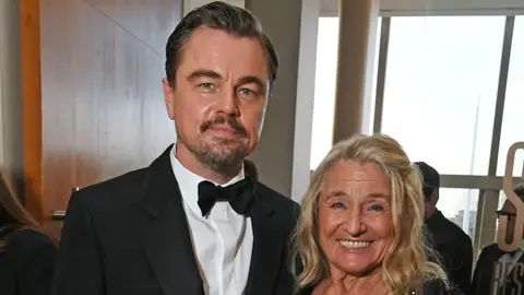 Leonadro DiCaprio y su madre en los BAFTA 2026 Leonadro DiCaprio y su madre en los BAFTA 2026