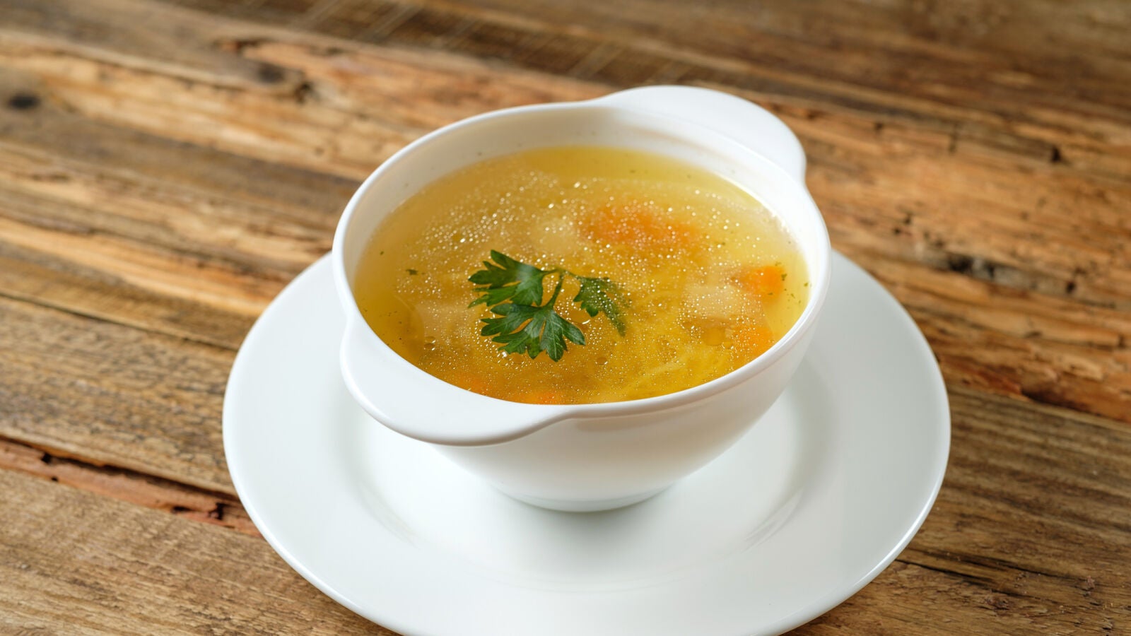¿Te ha quedado el caldo demasiado salado? Estos alimentos pueden arreglarlo