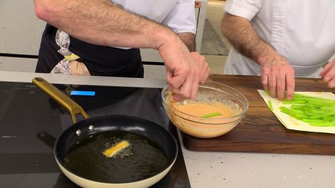 Pasa los bastones de borraja por la tempura y directamente introdúcelos en la sartén