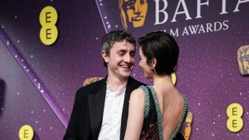 Paul Mescal y Gracie Abrams en los premios BAFTA 2026