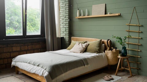 Cabecero y pared de madera en una habitación