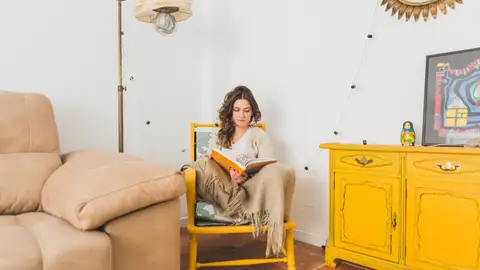 Hogar con decoración amarillo Hogar con decoración amarillo