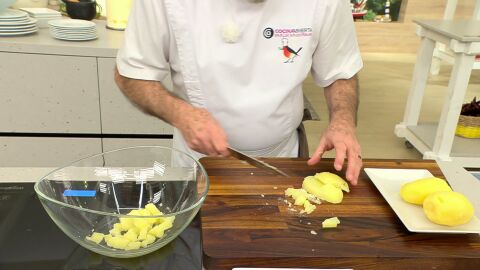 Deja que se atemperen, pélalas, córtalas en dados y ponlos en un bol