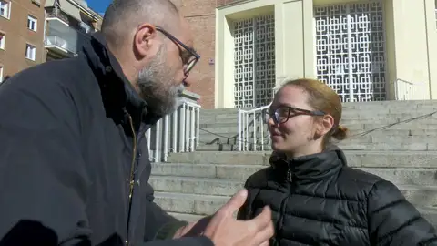 Con trabajo y en las colas del hambre Con trabajo y en las colas del hambre