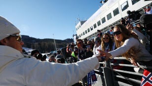 Klaebo celebra su &uacute;ltimo oro en los Juegos junto a su equipo