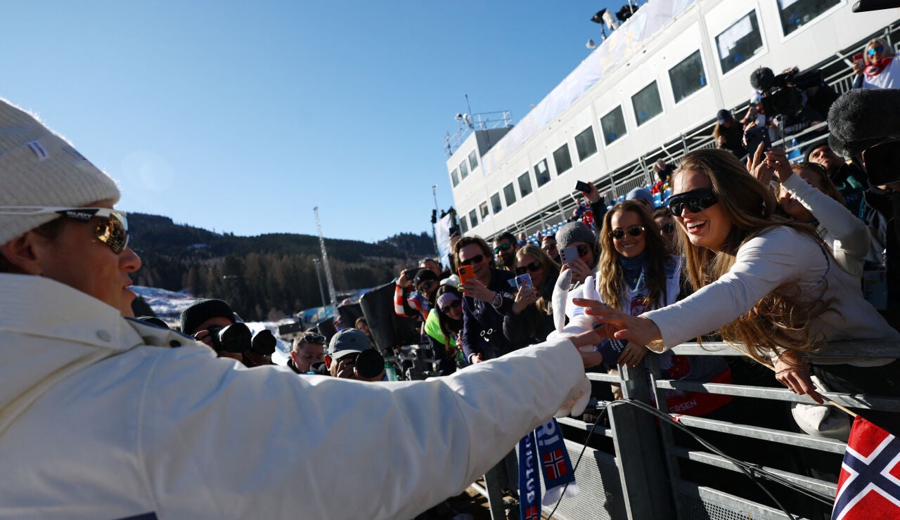 Klaebo celebra su &uacute;ltimo oro en los Juegos junto a su equipo