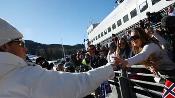 Klaebo celebra su último oro en los Juegos junto a su equipo Klaebo celebra su último oro en los Juegos junto a su equipo