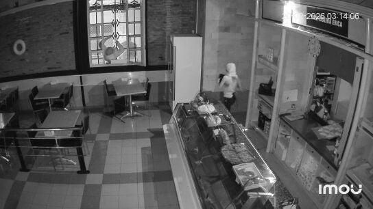 Una ladrona se esconde en el congelador de la pasteler&iacute;a
