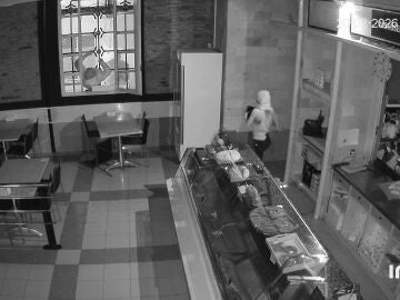 Una ladrona se esconde en el congelador de la pasteler&iacute;a