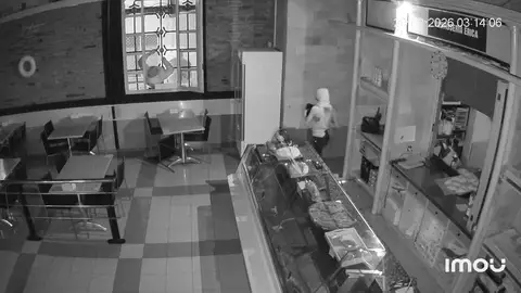 Una ladrona se esconde en el congelador de la pastelería Una ladrona se esconde en el congelador de la pastelería