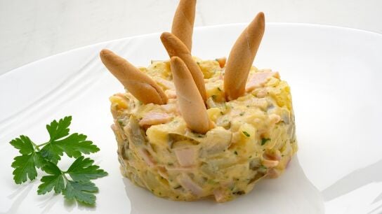 Ensaladilla de patata, jam&oacute;n cocido y pepinillos con picos, de Argui&ntilde;ano: "Esto lo hago yo en casa cuando viene la familia"