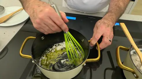 Introduce la harina y rehógala un poco Introduce la harina y rehógala un poco