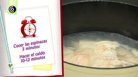 Cuece las espinacas y haz el caldo