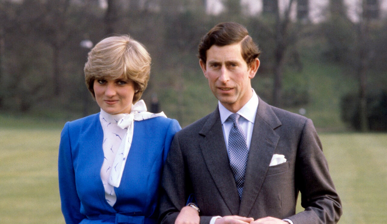 Carlos de Inglaterra y Diana Spencer el d&iacute;a del anuncio de su compromiso en 1981
