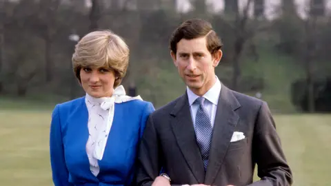 Carlos de Inglaterra y Diana Spencer el día del anuncio de su compromiso en 1981 Carlos de Inglaterra y Diana Spencer el día del anuncio de su compromiso en 1981