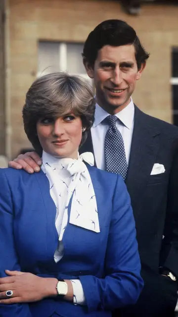 El príncipe Carlos de Inglaterra y Diana Spencer el día del anuncio de su compromiso en 1981 El príncipe Carlos de Inglaterra y Diana Spencer el día del anuncio de su compromiso en 1981