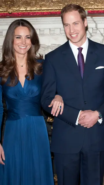 El príncipe Guillermo de Inglaterra y Kate Middleton en el día del anuncio de su compromiso en 2010 El príncipe Guillermo de Inglaterra y Kate Middleton en el día del anuncio de su compromiso en 2010