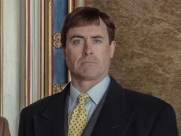 James Murray como el príncipe Andrés en The Crown James Murray como el príncipe Andrés en The Crown