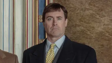 James Murray como el príncipe Andrés en The Crown James Murray como el príncipe Andrés en The Crown