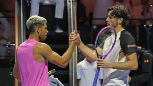 Alcaraz y Fritz se saludan tras un partido en 2025