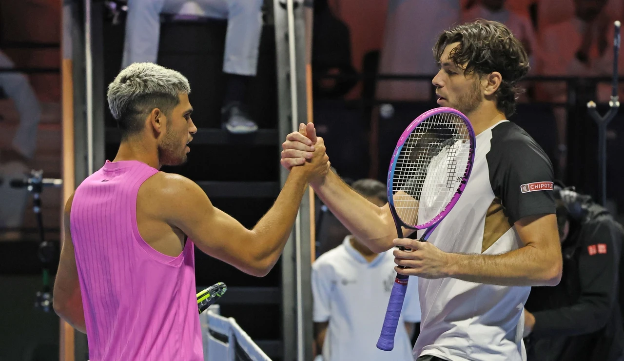 Alcaraz y Fritz se saludan tras un partido en 2025