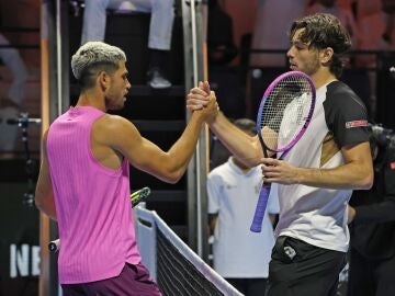 Alcaraz y Fritz se saludan tras un partido en 2025