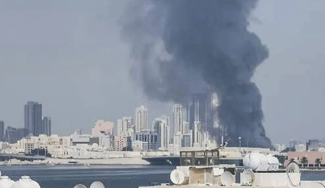 Vista de una columna de humo en Baréin