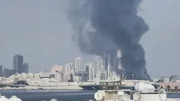 Vista de una columna de humo en Baréin Vista de una columna de humo en Baréin