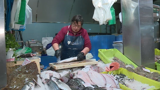 Imagen de archivo de una pescadera en el mercado. Imagen de archivo de una pescadera en el mercado.