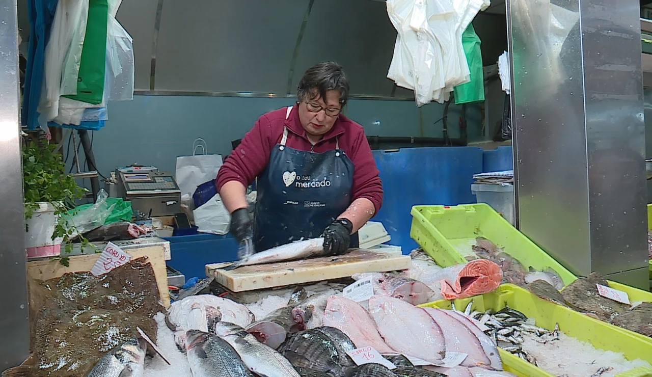 Imagen de archivo de una pescadera en el mercado.