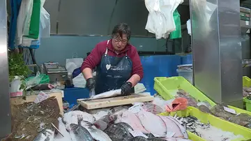 Imagen de archivo de una pescadera en el mercado. Imagen de archivo de una pescadera en el mercado.