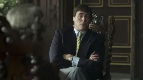 James Murray como el príncipe Andrés en The Crown James Murray como el príncipe Andrés en The Crown