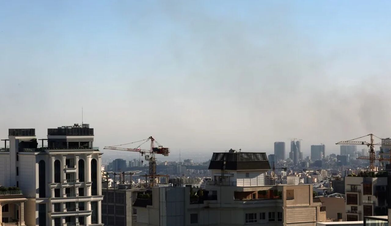 Imagen de archivo de una nube de humo sobre el cielo de Teher&aacute;n tras un ataque israel&iacute; en junio del a&ntilde;o pasado. 