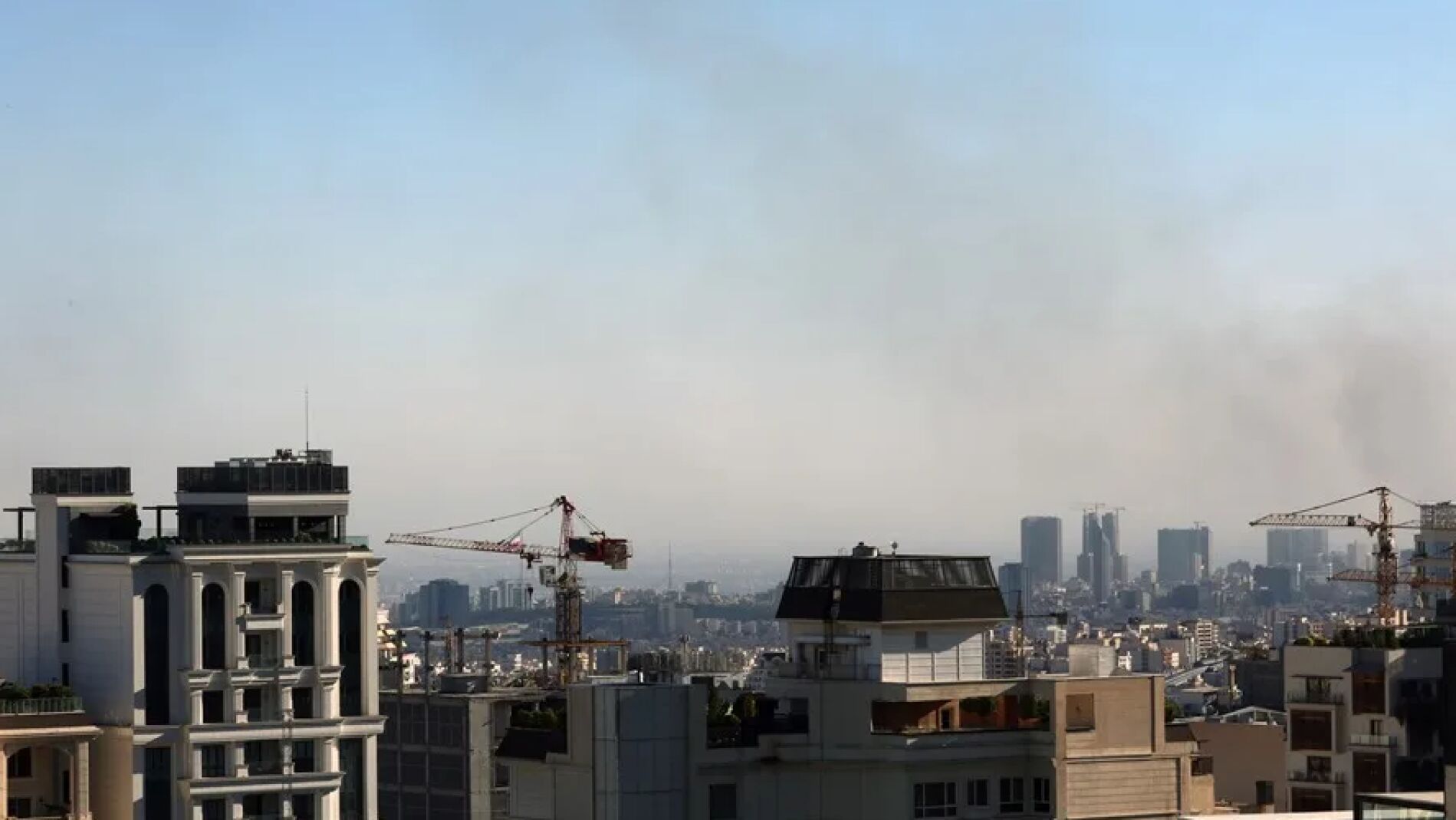 Imagen de archivo de una nube de humo sobre el cielo de Teher&aacute;n tras un ataque israel&iacute; en junio del a&ntilde;o pasado. 