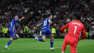 Mart&iacute;n Satriano celebra su gol ante Courtois en el Bernab&eacute;u