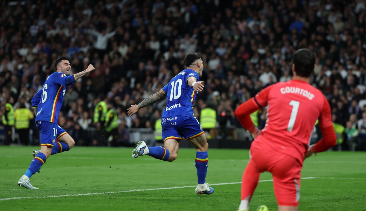 Mart&iacute;n Satriano celebra su gol ante Courtois en el Bernab&eacute;u