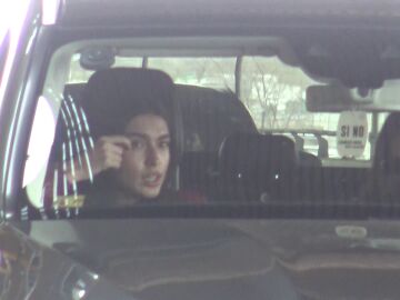 Luc&iacute;a Rivera y Tamara Gorro hablando en el coche