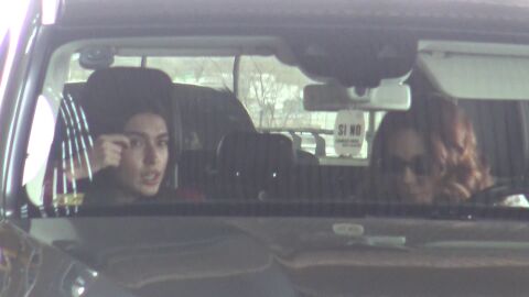 Luc&iacute;a Rivera y Tamara Gorro hablando en el coche