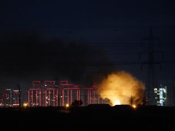 01 March 2026, Iraq, Erbil: Smoke and flames rise near Erbil International Airport in Iraqi Kurdistan following explosions as air defense systems carried out intensive interception operations. Photo: Ismael Adnan/dpa 01/03/2026 ONLY FOR USE IN SPAIN