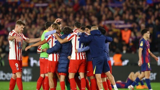 Los futbolistas del Atl&eacute;tico de Madrid celebran el pase a la final de la Copa del Rey sobre el c&eacute;sped del Camp Nou