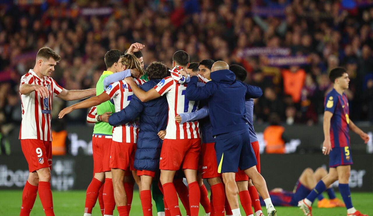 Los futbolistas del Atl&eacute;tico de Madrid celebran el pase a la final de la Copa del Rey sobre el c&eacute;sped del Camp Nou