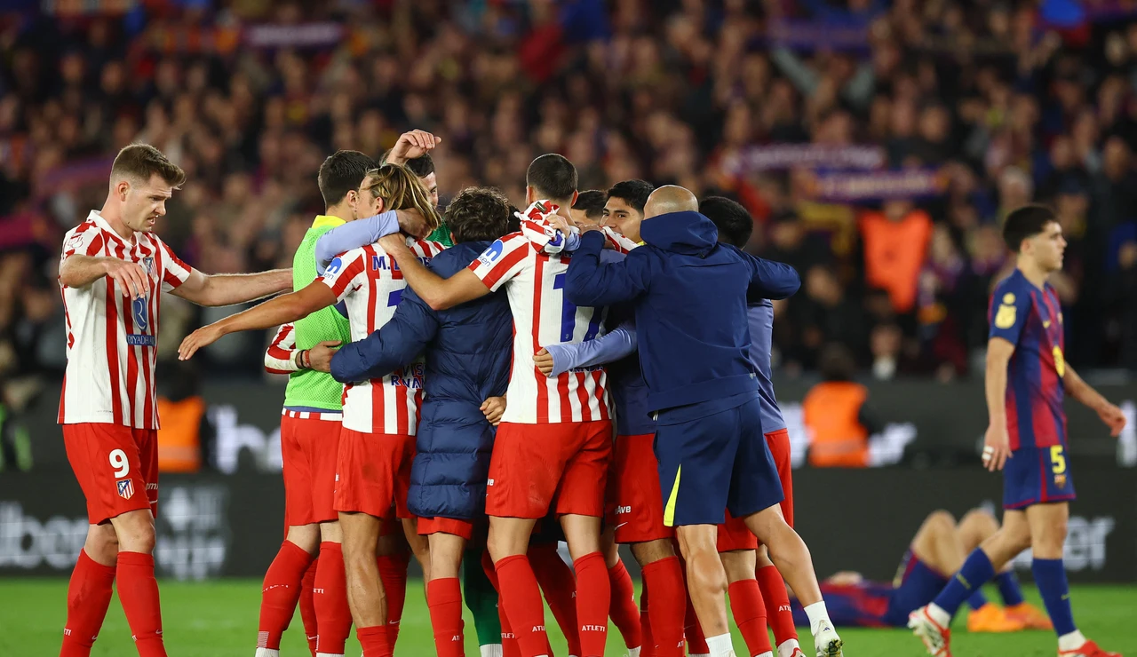 Los futbolistas del Atlético de Madrid celebran el pase a la final de la Copa del Rey sobre el césped del Camp Nou