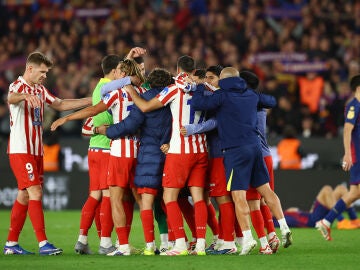 Los futbolistas del Atl&eacute;tico de Madrid celebran el pase a la final de la Copa del Rey sobre el c&eacute;sped del Camp Nou
