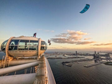Andrea Principi saltando desde lo alto de la Ain Dubai 