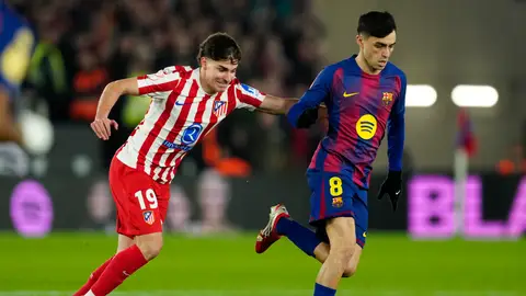 Julián Álvarez persigue a Pedri en el Camp Nou Julián Álvarez persigue a Pedri en el Camp Nou