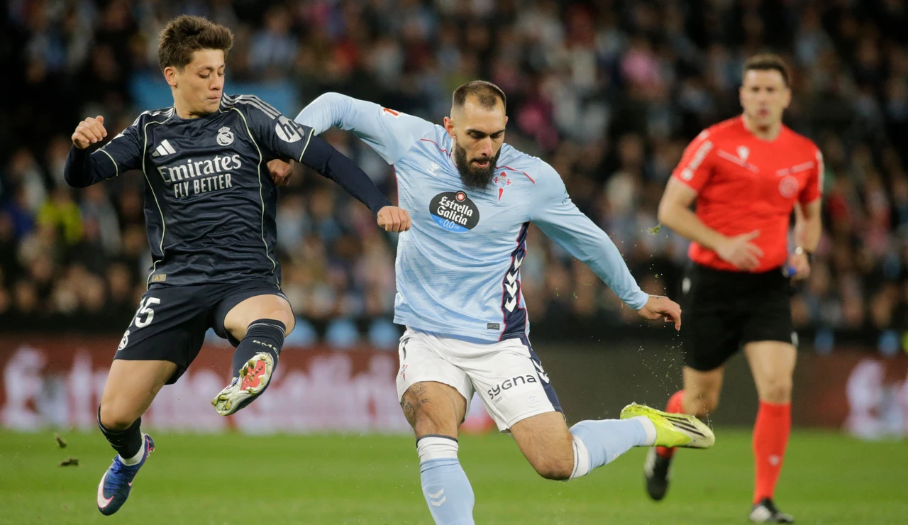 Borja Iglesias dispara ante Arda Güler